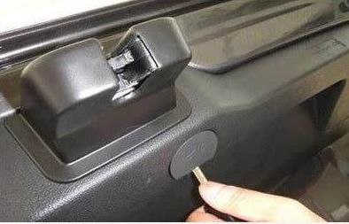 車上隱藏的逃生暗道 拔動開關，關鍵時刻的救命法寶